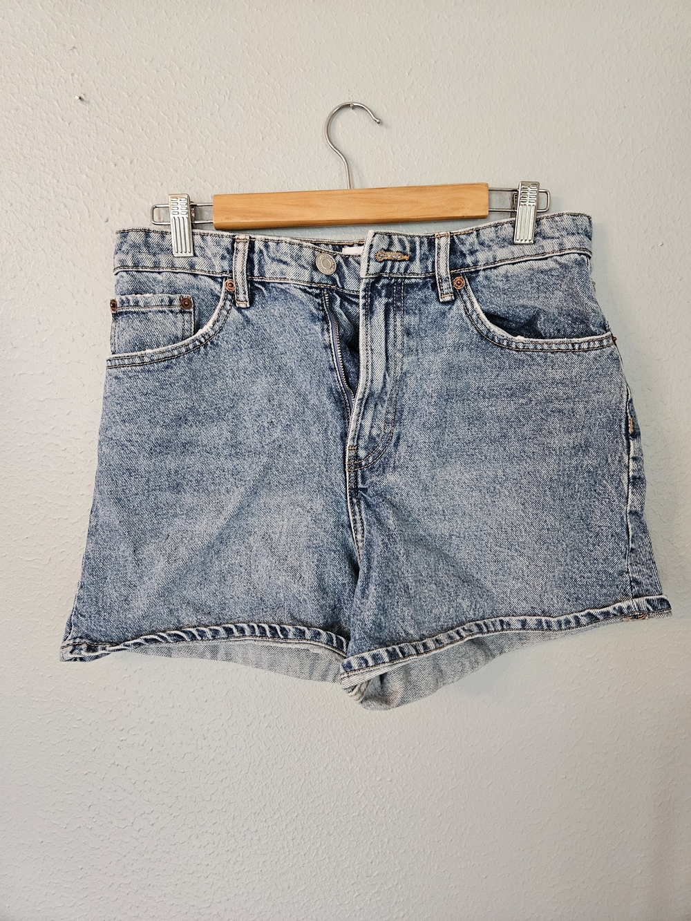 Zara  Wash High-Rise Denim Shorts in Light Blue. Size 8